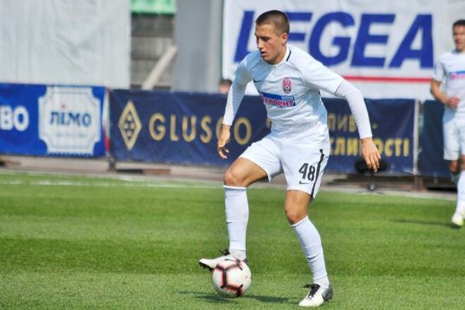 Минай просматривает игрока Зари Казаков, Зарю, Минае