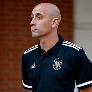 Глава RFEF ответил на вопрос об увольнении из-за поцелуя футболистки на ЧМ Рубиалес, Испании, Хенивер, Эрмосо
