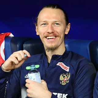 Сафонов пошутил об алиментах бывшей жене Сафонов, России
