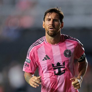 Месси дал пощечину сопернику во время матча Месси, Интер