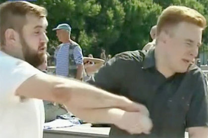 Ударившего журналиста НТВ мужчину заподозрили в связи с футбольными фанатами Ярославка, Караульный, Telegram, День, Горького
