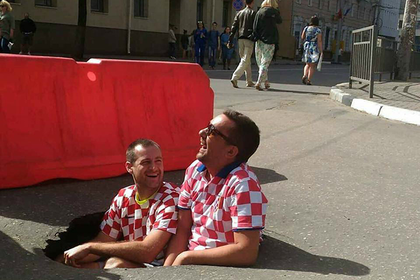 Хорватские фанаты нашли на российской дороге яму, сели в нее и возрадовались России, Twitter, Новгороду, Нижнему, Аргентины